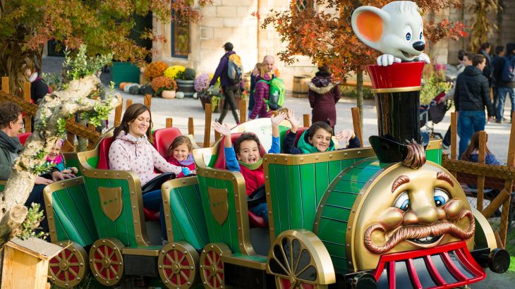 Familie genießt eine Fahrt im Ba-a-a Express