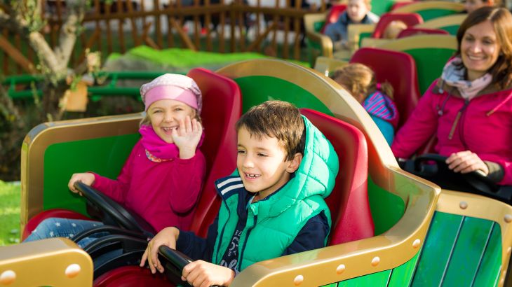 Zwei glückliche Kinder im Ba-a-a Express