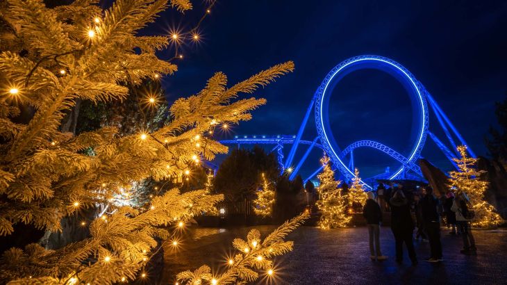 Der blue fire Megacoaster bei Dunkelheit in weihnachtlicher Stimmung