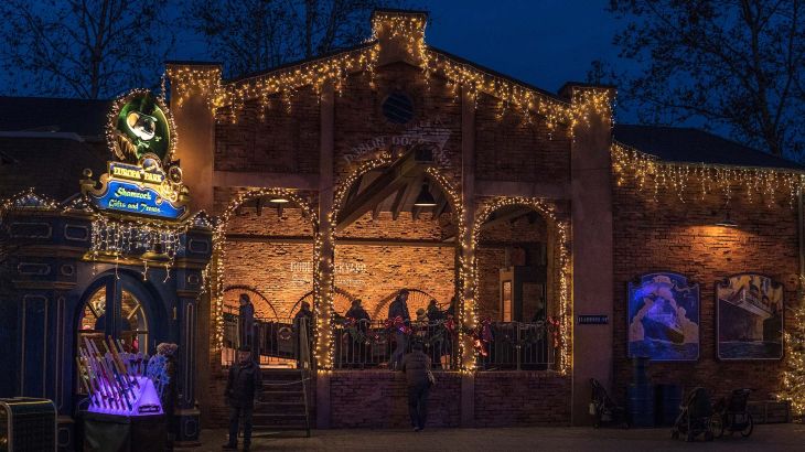 Gebäude von Dancing Dingie bei Dunkelheit winterliche geschmückt
