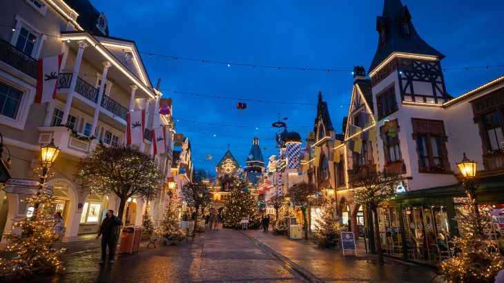 Deutsche Allee mit Rock Café winterlich geschmückt