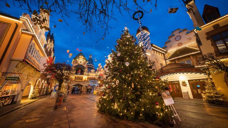 Deutsche Allee mit Weihnachtsbaum