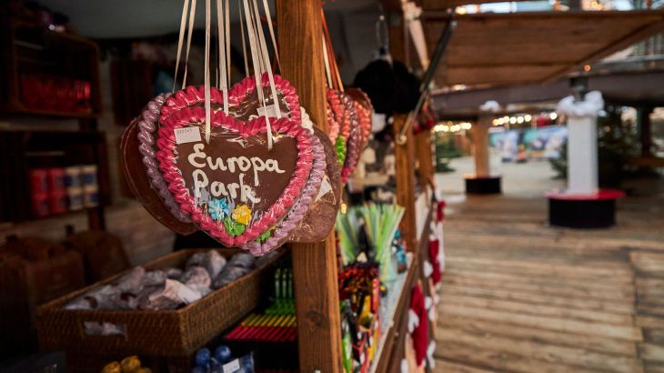 Süße Leckereien an einem Stand bei der Eisbahn