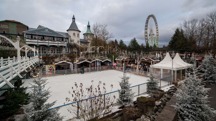 Eislauffläche mit Riesenrad Bellevue im Hintergrund