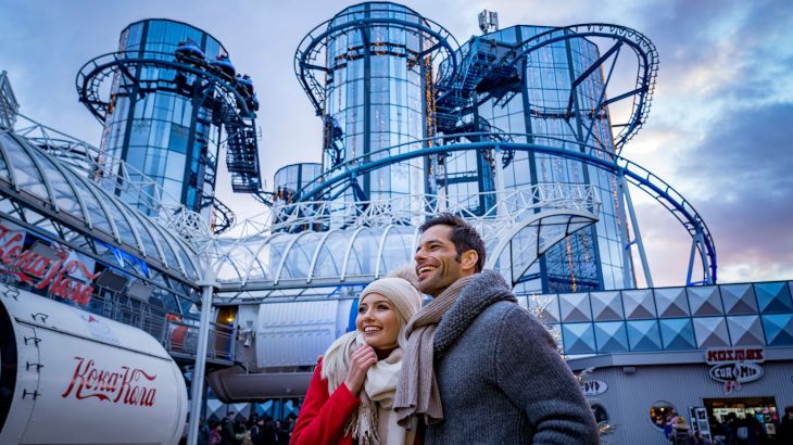 Paar vor der geschmückten Euro-Mir