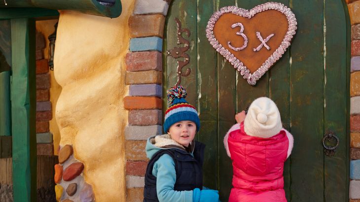 Kinder vor der Tür des Hänsel und Gretel Haus
