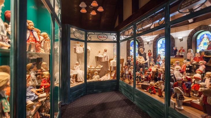 Innenräume der Märchengalerie mit Käthe Kruses Puppenausstellung