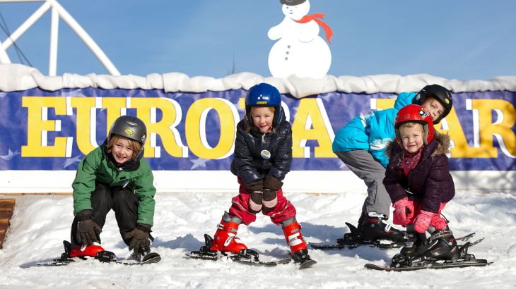 Kinder lernen Ski fahren bei der Kinderskischule "Alpin"