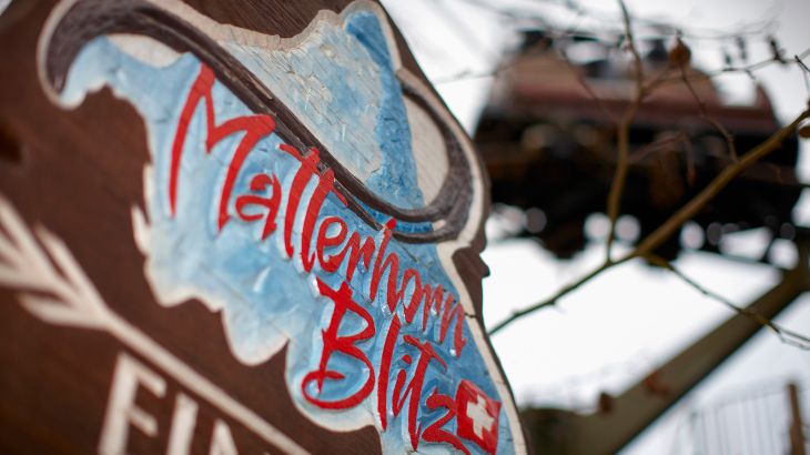 Matterhorn-Blitz Schild mit Bahn im Hintergrund