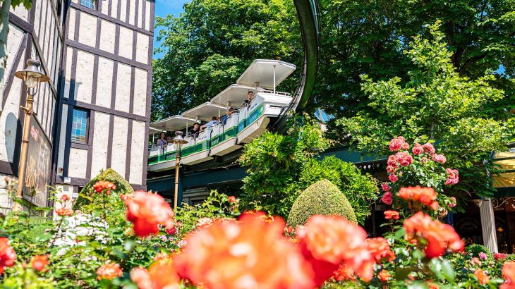 Monorail über dem Themenbereich England