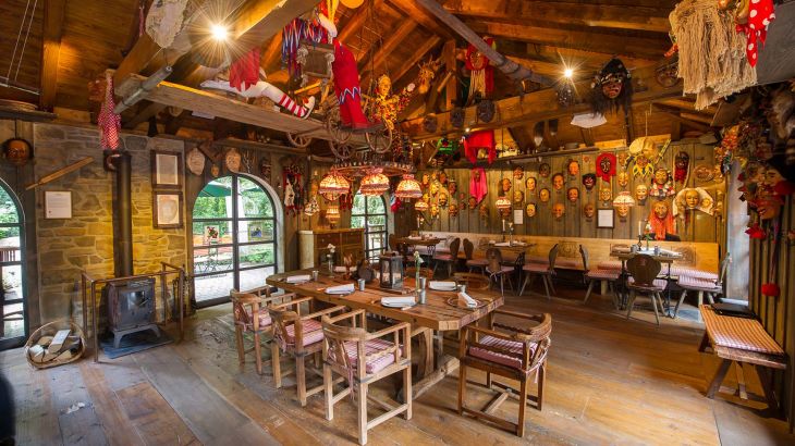 Innenraum der Narrenscheune im deutschen Themenbereich