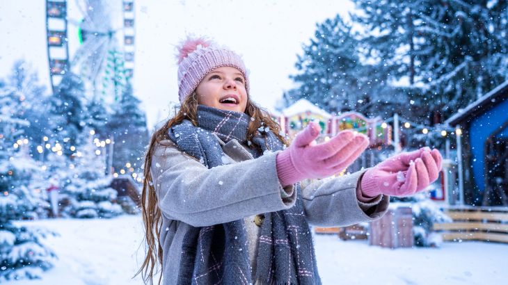 Mädchen im schneebedeckten nordischen Dorf