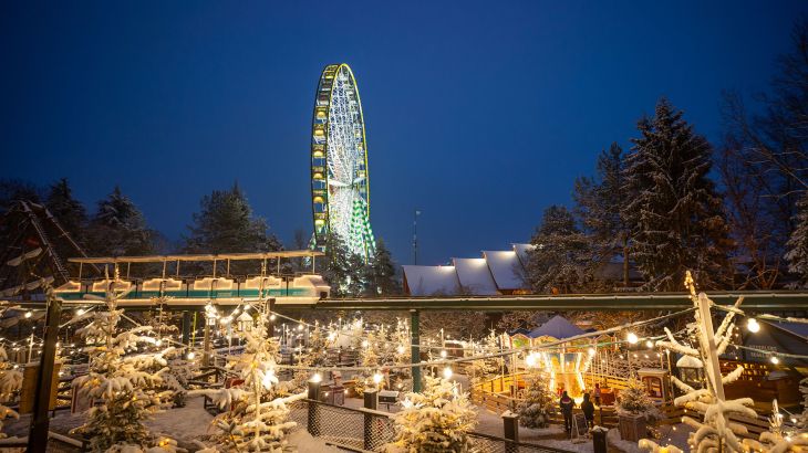 Nordisches Dorf mit Riesenrad Bellevue im Hintergrund