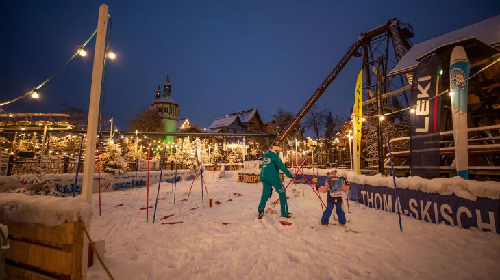 Kinder lernen Ski fahren im Nordischen Dorf