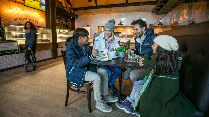 Familie im O'Mackays Café and Pub