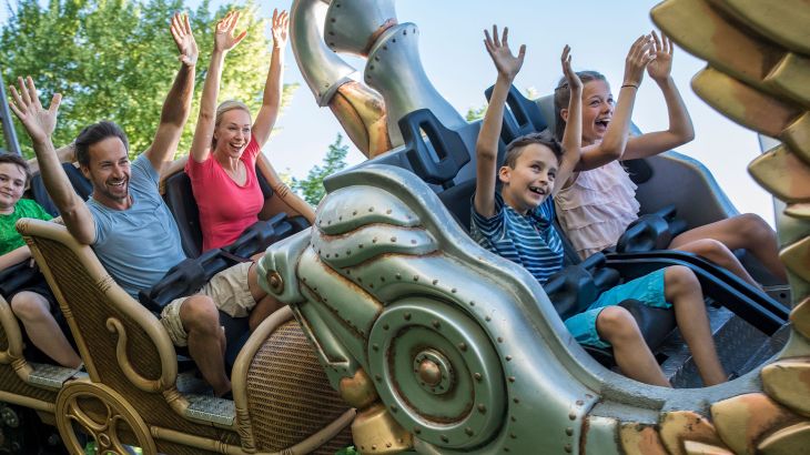 Familie in der YoungStar Achterbahn Pegasus