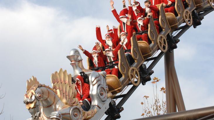 Weihnachtsmänner in der YoungStar Achterbahn Pegasus