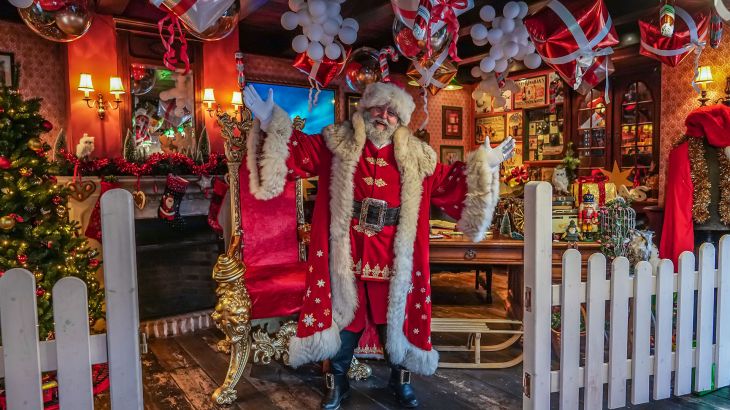 Der Weihnachtsmann begrüßt die Gäste im Postamt Himmelspforte