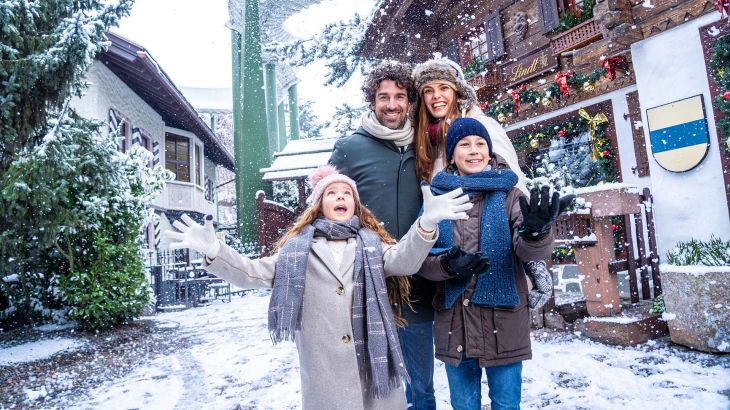 Eine Familie im winterlichen Themenbereich Schweiz.