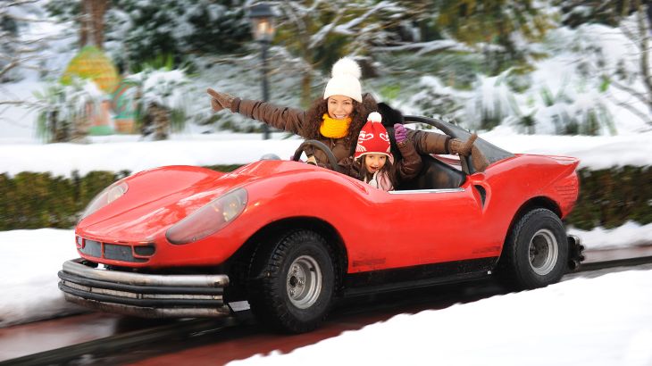 Mutter und Tochter im Rennwagen auf der Silverstone-Piste