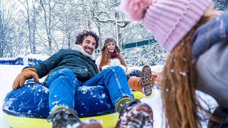 Familie auf den Snowtubes