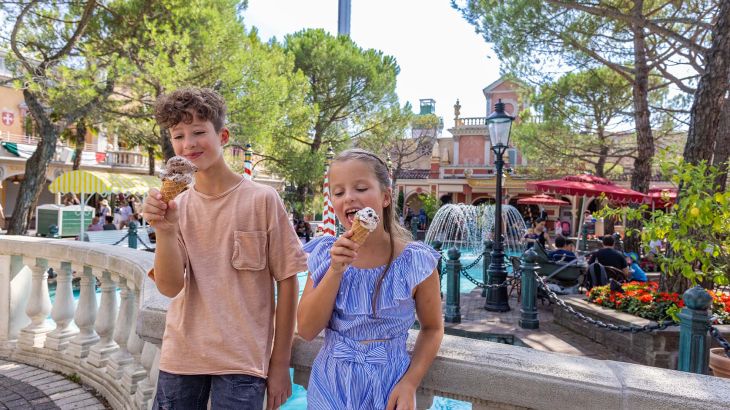 Kinder genießen ihr Eis aus der Gelateria im italienischen Themenbereich