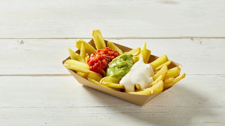 Pommes mit Guacamole, Sauerrahm und Paprika-Tomaten Dip