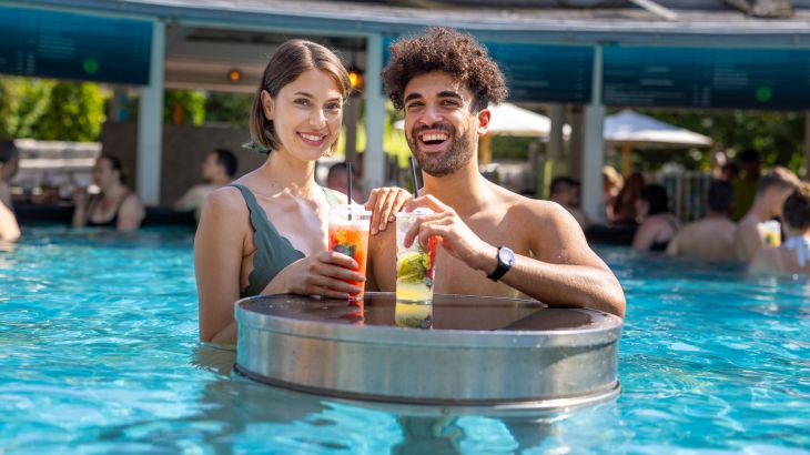 Genießen Sie leckere Cocktails