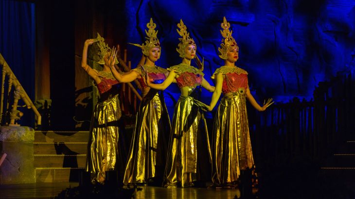 4 Tänzerinnen indonesisch gekleidet mit opulentem Kopfschmuck 