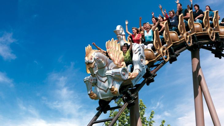 Pegasus im Sommer mit Parkbesuchern