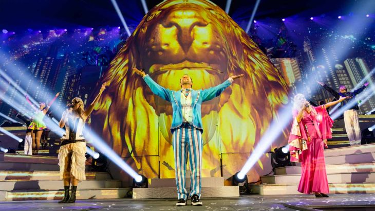 DJ BoBo und weitere Künstler auf der Bühne bei seiner Weltpremiere