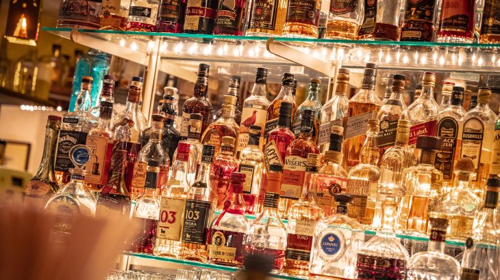 Buena Vista Club / Flaschen an der Bar