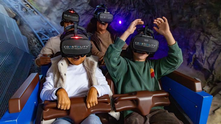 Familie im Alpenexpress "Enzian" mit VR-Brillen