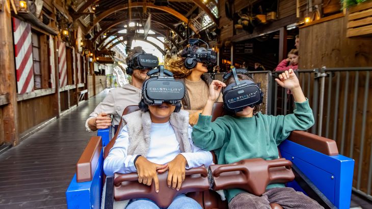 Familie im Stationsgebäude des Alpenexpress "Enzian" mit VR-Brillen