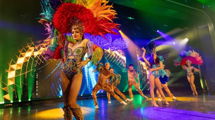 Tänzerinnen der Dinner-Show in brasilianischen Karneval Outfits