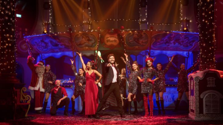Tanzende und singende Darsteller der Show in festlicher Kleidung