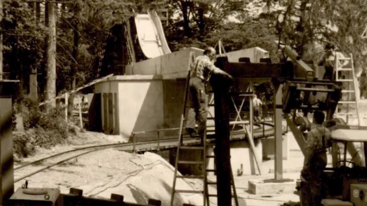 Mitarbeiter bauen die neue Tiroler Wildwasserbahn auf