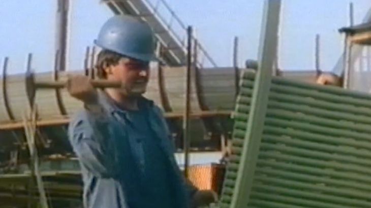 Ein Bauarbeiter arbeitet an der Strecke der Schweizer Bobbahn.
