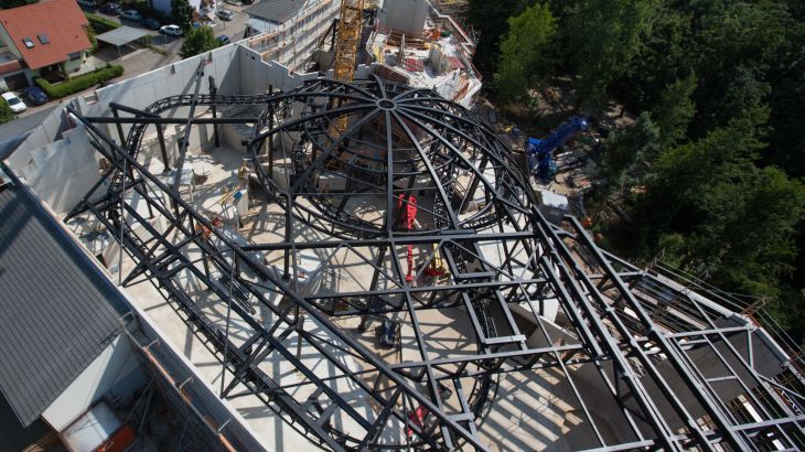 Die Arthur Halle von oben, ohne Dach, zeigt den gesamten Streckenverlauf der neuen Attraktion.