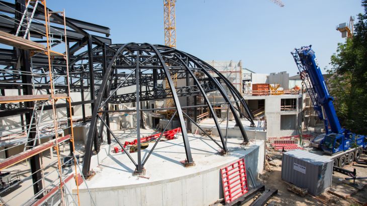Die Stahlkonstruktion der Arthur Halle ohne Dach im Rohbau.