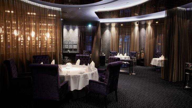 Das Restaurant Ammolite in einem edlen Ambiente und mit gedeckten Tischen.