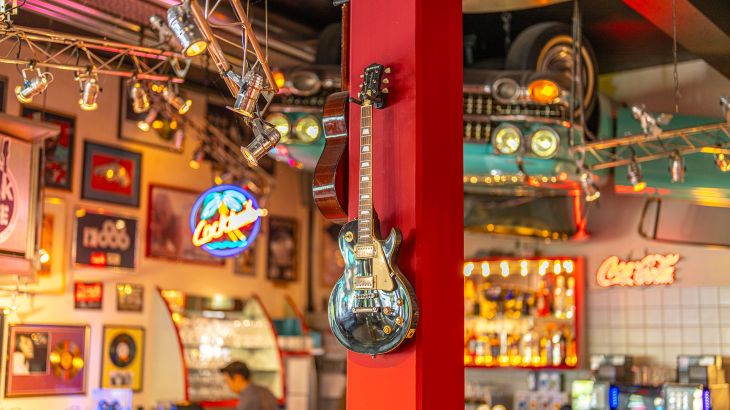 Gitarre an einem Pfeiler im Europa-Park Rock Café