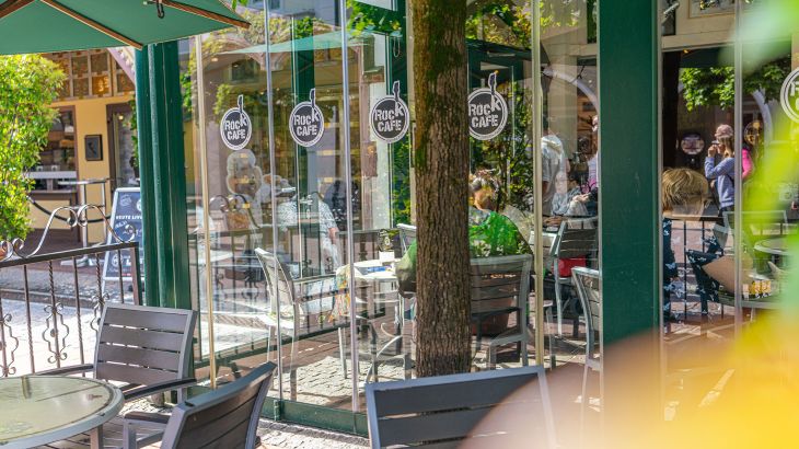 Blick vom Außenbereich des Europa-Park Rock Cafés ins Innere