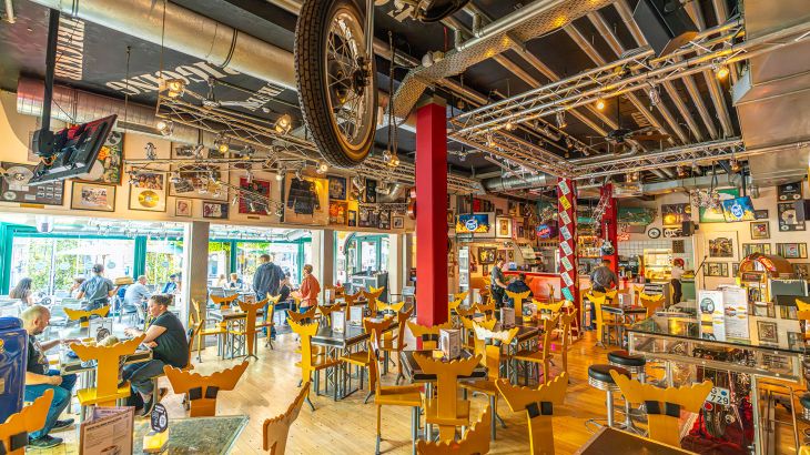 Blick aus einer Ecke des Europa-Park Rock Cafés in den Gastraum