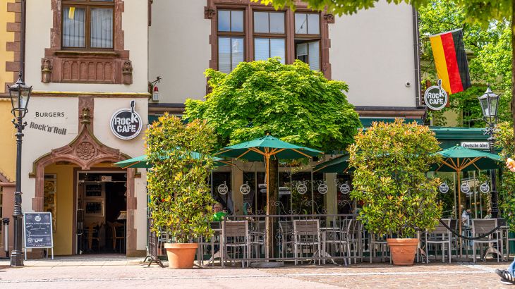 Blick von Außen auf den Eingang des Europa-Park Rock Cafés