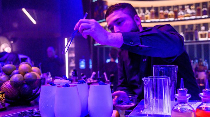 Ein Barkeeper aus der Eatrenalin Bar zaubert exklusive Cocktails für die Gäste.