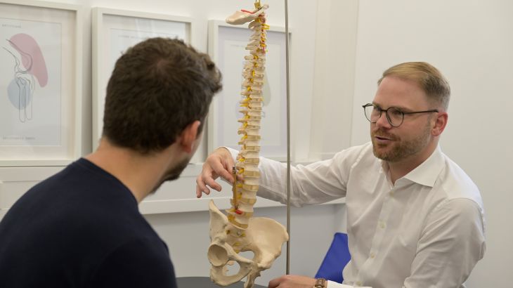 Ein Mitarbeiter des Europa-Park lässt sich gesundheitlich von einem Physiotherapeuten beraten.