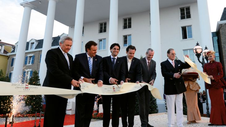 Familie Mack und Roger Moore durchtrennen feierlich das Band zur Eröffnung des Hotel "Bell Rock".