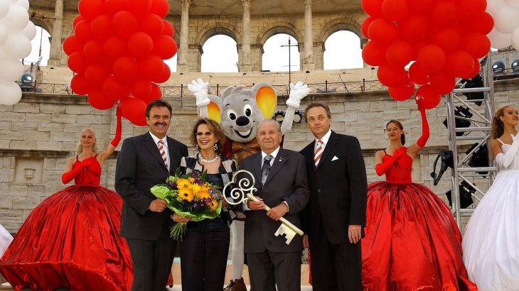 Roland Mack (links), Franz Mack (mittig) und Jürgen Mack (rechts) erhalten symbolisch den Schlüssel zum Hotel "Colosseo" überreicht.