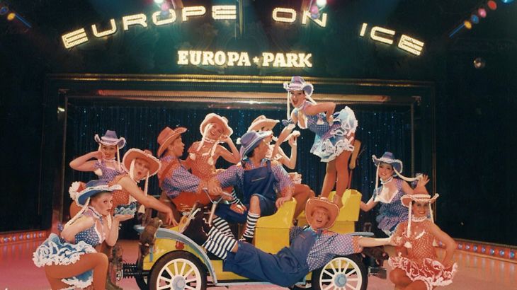 Die Kunsteisläufer des Europa-Park machen auf der Eisfläche ein Gruppenbild in ihren Kostümen.